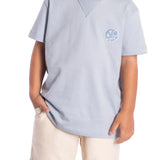 Conj. camiseta manga curta azul claro + bermuda sarja ecológica bege