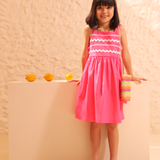 Vestido sem manga detalhe sianinha rosa