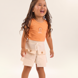 Conj. blusa sem manga laranja + shorts cargo bege