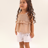 Conj. blusa sem manga babados listrada bege + shorts sarja estrelas