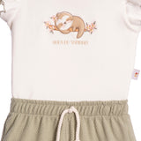 Conjunto bebê body suedine off-white e shorts malha texturizada verde