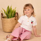 Conjunto infantil blusa polo malha texturizada off-white e calça tecido listrada vermelha