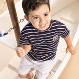 Conjunto infantil camiseta malha texturizada listrada marinho e bermuda sarja branco