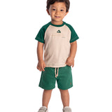 Conjunto infantil camiseta malha bege e bermuda moletinho verde