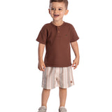 Conjunto infantil camiseta malha texturizada marrom e bermuda tecido listrado