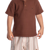 Conjunto infantil camiseta malha texturizada marrom e bermuda tecido listrado