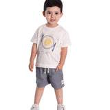 Conjunto infantil camiseta malha off-white estampada e bermuda tecido fio tinto