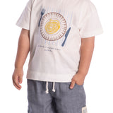 Conjunto infantil camiseta malha off-white estampada e bermuda tecido fio tinto