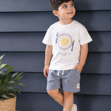 Conjunto infantil camiseta malha off-white estampada e bermuda tecido fio tinto