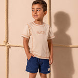 Conjunto infantil camiseta malha bordada bege e bermuda jeans