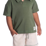 Conjunto infantil polo malha texturizada verde e bermuda moletinho linho
