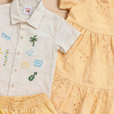 Conjunto infantil camisa linho bordada e bermuda sarja amarela