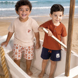 Conjunto infantil camiseta suedine bege e bermuda malha sarjada estampada