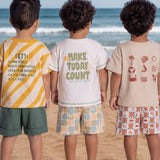 Conjunto infantil camiseta suedine bege e bermuda malha sarjada estampada